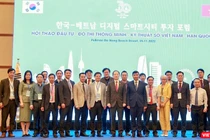 Các đại biểu chụp ảnh lưu niệm trong khuôn khổ hội thảo đầu tư đô thị thông minh-kỹ thuật số Việt Nam – Hàn Quốc diễn ra sáng nay (25/11)