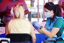 Nhân viên y tế tiêm vaccine phòng bệnh đậu mùa khỉ cho người dân tại New Orleans, Mỹ, ngày 13/8/2022. (Ảnh: THX/TTXVN)