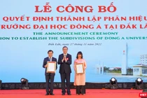 PGS.TS Nguyễn Văn Phúc - Thứ trưởng Bộ GD&ĐT trao quyết định thành lập phân hiệu ĐH Đông Á tại Đắk Lắk cho Ban Giám hiệu, Hội đồng trường ĐH Đông Á v