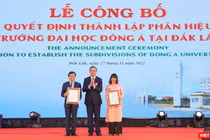 PGS.TS Nguyễn Văn Phúc - Thứ trưởng Bộ GD&ĐT trao quyết định thành lập phân hiệu ĐH Đông Á tại Đắk Lắk cho Ban Giám hiệu, Hội đồng trường ĐH Đông Á v