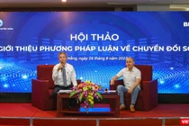 Ông Nguyễn Quang Thanh – Giám đốc Sở TT&TT TP Đà Nẵng (trái) và ông Nguyễn Tử Quảng - CEO, Chủ tịch Tập đoàn công nghệ BKAV trong buổi đối thoại với các doanh nghiệp tại hội thảo về chuyển đổi số diễn ra chiều nay, 26/8.