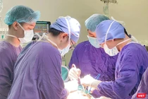 Ê-kíp bác sĩ Bệnh viện Hữu nghị Việt Đức phẫu thuật cho bệnh nhân