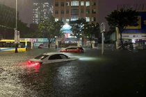 Đường phố Đà Nẵng biến thành sông, nhiều phương tiện chìm sâu trong nước (ảnh bạn đọc cung cấp)