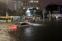 Đường phố Đà Nẵng biến thành sông, nhiều phương tiện chìm sâu trong nước (ảnh bạn đọc cung cấp)