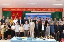 Đại diện các bên chụp ảnh lưu niệm nhân sự kiện Trung tâm Y tế huyện Cư M’gar nhận danh hiệu Bệnh viện Thực hành nuôi con bằng sữa mẹ xuất sắc