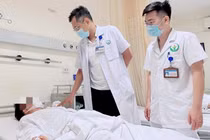 Các bác sĩ Bệnh viện hữu nghị Việt Đức thăm khám cho bệnh nhân sau phẫu thuật (ảnh BVCC)