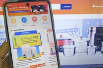 Mua hàng online, thương mại điện tử đang trở thành xu hướng mua sắm (ảnh Khánh Linh)