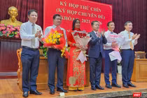 Ông Trần Phước Sơn, bà Nguyễn Thị Anh Thi và ông Phạm Nam Sơn được Bí thư Thành uỷ Đà Nẵng, Chủ tịch HĐND TP và Chủ tịch UBND TP tặng hoa chúc mừng