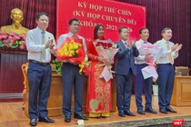 Ông Trần Phước Sơn, bà Nguyễn Thị Anh Thi và ông Phạm Nam Sơn được Bí thư Thành uỷ Đà Nẵng, Chủ tịch HĐND TP và Chủ tịch UBND TP tặng hoa chúc mừng