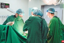 Các bác sĩ của Bệnh viện Từ Dũ và Bệnh viện Nhi Đồng 1 TP HCM vừa thực hiện thành công ca thông tim can thiệp xuyên tử cung cứu sống bào thai bị tim bẩm sinh rất nặng.