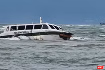 Tàu du lịch QNa1152 bị nạn trên biển Cửa Đại (Hội An) đang được trục vớt vào bờ