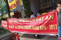 Khách hàng căng băng rôn trước trụ sở CEN Homes tại Đà Nẵng để đòi sổ đỏ dự án do Bách Đạt An làm chủ đầu tư và CEN Homes phân phối