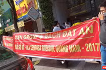 Khách hàng căng băng rôn trước trụ sở CEN Homes tại Đà Nẵng để đòi sổ đỏ dự án do Bách Đạt An làm chủ đầu tư và CEN Homes phân phối