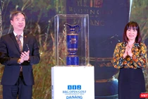 Bà Trương Thị Hồng Hạnh – Giám đốc Sở Du lịch Đà Nẵng và đại diện đơn vị tài trợ danh xưng-Tập đoàn BRG bên chiếc cup giải đấu BRG Open Championship 2022