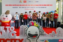Lãnh đạo Sở Du lịch, Cảng Hàng không Quốc tế Đà Nẵng, Công ty CP Đầu tư Khai thác Nhà ga Quốc tế Đà Nẵng và Hãng hàng không Vietjet Air tại buổi đón những du khách Hàn Quốc đầu tiên trở lại TP