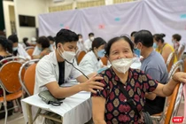 Bác sĩ Hội Thầy thuốc trẻ Hà Nội khám sức khỏe cho người có công với cách mạng trên địa bàn quận Đống Đa (Hà Nội)