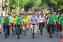 Ông Kim Højlund Christensen - Đại sứ Đan Mạch tại Việt Nam cũng lãnh đạo UBND tỉnh Thừa Thiên Huế đạp xe để hưởng ứng "Ngày môi trường thế giới”