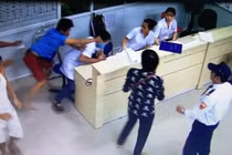 Một vụ bác sĩ bị hành hung (Ảnh LEMAI)