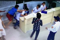 Một vụ bác sĩ bị hành hung (Ảnh LEMAI)