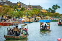 Sông Hoài (TP Hội An, Quảng Nam) tấp nập du khách trong những ngày xuân Nhâm Dần 2022