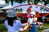 Người dân, du khách hứng thú Checkin với những cánh diều đầy màu sắc