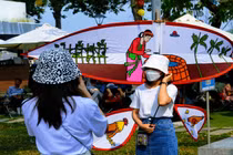 Người dân, du khách hứng thú Checkin với những cánh diều đầy màu sắc