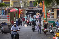 Du khách đến tham quan tại phố cổ Hội An (Quảng Nam)