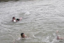 Trẻ rủ nhau tắm sông (ảnh Minh Thuý)
