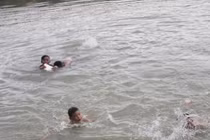 Trẻ rủ nhau tắm sông (ảnh Minh Thuý)