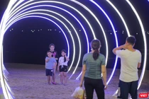 Du khách hứng thú checkin với dịch vụ biển du lịch đêm Mỹ An (Đà Nẵng)