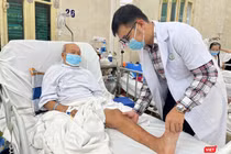 ThS.BS Đỗ Vũ Anh thăm khám cho bệnh nhân N.V.R sau phẫu thuật