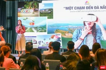 Giám đốc Trung tâm Xúc tiến Du lịch Đà Nẵng giới thiệu phiên bản nâng cấp ứng dụng “Một chạm đến Đà Nẵng” trên công nghệ VR360, vũ trụ ảo (mertaverse) 