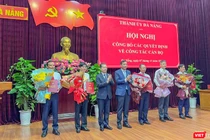 Bí thư Thành ủy Đà Nẵng Nguyễn Văn Quảng và Chủ tịch UBND TP Đà Nẵng Lê Trung Chinh trao quyết định cho các cá nhân.