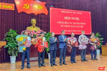 Bí thư Thành ủy Đà Nẵng Nguyễn Văn Quảng và Chủ tịch UBND TP Đà Nẵng Lê Trung Chinh trao quyết định cho các cá nhân.