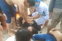 Nhân viên y tế và người dân nỗ lực cấp cứu các nạn nhân vụ chìm cano (ảnh T.Đ)