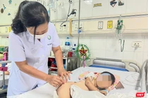 TS.BS Nguyễn Việt Hoa - Trưởng khoa Phẫu thuật Nhi và Trẻ sơ sinh, Bệnh viện Hữu nghị Việt Đức thăm khám cho bệnh nhi sau phẫu thuật