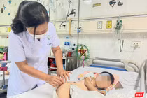 TS.BS Nguyễn Việt Hoa - Trưởng khoa Phẫu thuật Nhi và Trẻ sơ sinh, Bệnh viện Hữu nghị Việt Đức thăm khám cho bệnh nhi sau phẫu thuật