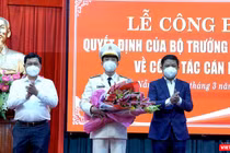 Ông Lương Nguyễn Minh Triết - Phó Bí thư thường trực Thành ủy Đà Nẵng, Chủ tịch HĐND Tthành phố và ông Trần Phước Sơn - Phó Chủ tịch UBND TP Đà nẵng tặng hoa chúc mừng Trung tá Nguyễn Đại Đồng được bổ nhiệm Phó Giám đốc Công an TP Đà Nẵng