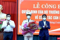 Ông Lương Nguyễn Minh Triết - Phó Bí thư thường trực Thành ủy Đà Nẵng, Chủ tịch HĐND Tthành phố và ông Trần Phước Sơn - Phó Chủ tịch UBND TP Đà nẵng tặng hoa chúc mừng Trung tá Nguyễn Đại Đồng được bổ nhiệm Phó Giám đốc Công an TP Đà Nẵng