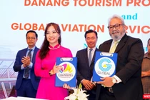 Bà Nguyễn Thị Hoài An - Giám đốc Trung tâm Xúc tiến Du lịch TP Đà Nẵng và đại diện Global Aviation Services Plt Ltd tại buổi ký kết dưới sự chứng kiến của Đại sứ Đặc mệnh toàn quyền của Việt Nam tại Ấn Độ