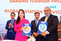 Bà Nguyễn Thị Hoài An - Giám đốc Trung tâm Xúc tiến Du lịch TP Đà Nẵng và đại diện Global Aviation Services Plt Ltd tại buổi ký kết dưới sự chứng kiến của Đại sứ Đặc mệnh toàn quyền của Việt Nam tại Ấn Độ