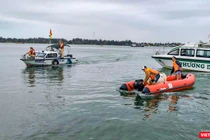 Lực lượng công an, cứu hộ đang nỗ lực tìm kiếm các nạn nhân bị mất tích trong vụ chìm tàu Phương Đông QNa1152 trên biển Của Đại (Hội An)