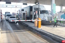 Giao thông qua trạm thu phí đi vào cao tốc Đà Nẵng-Quảng Ngãi bị ùn tắc trong ngày đầu áp dụng thu phí không dừng