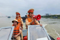 Lực lượng CSGT đường thuỷ tuần tra, thông báo, yêu cầu phương tiện về nơi neo đậu an toàn