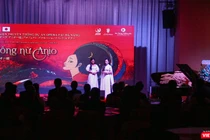 Hai danh ca soprano Đào Tố Loan và Bùi Thị Trang (vai Công nữ Anio) trình diễn một phân đoạn (màn thứ ba) trong Vở diễn mang tên Aria “Đàn bầu” tại buổi công bố 