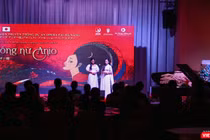 Hai danh ca soprano Đào Tố Loan và Bùi Thị Trang (vai Công nữ Anio) trình diễn một phân đoạn (màn thứ ba) trong Vở diễn mang tên Aria “Đàn bầu” tại buổi công bố 