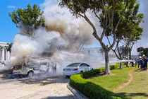 Lực lượng cảnh sát PCCC nỗ lực dập đám cháy (ảnh Thế Anh)