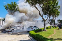 Lực lượng cảnh sát PCCC nỗ lực dập đám cháy (ảnh Thế Anh)