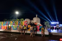 Du khách checkin tại tuần lễ “Tận hưởng ẩm thực Đà Nẵng và không gian bia” diễn ra ở Công viên Phạm Văn Đồng.