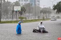 Đường Hùng Vương, TP Tam Kỳ, Quảng Nam ngập sâu trong nước (Ảnh Anh Tuấn)